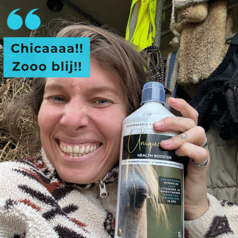 Stacey van Rancho Fino Rescue met geredde paarden, ontvangt Unique B30 en CL20 supplementen voor hun gezondheid
